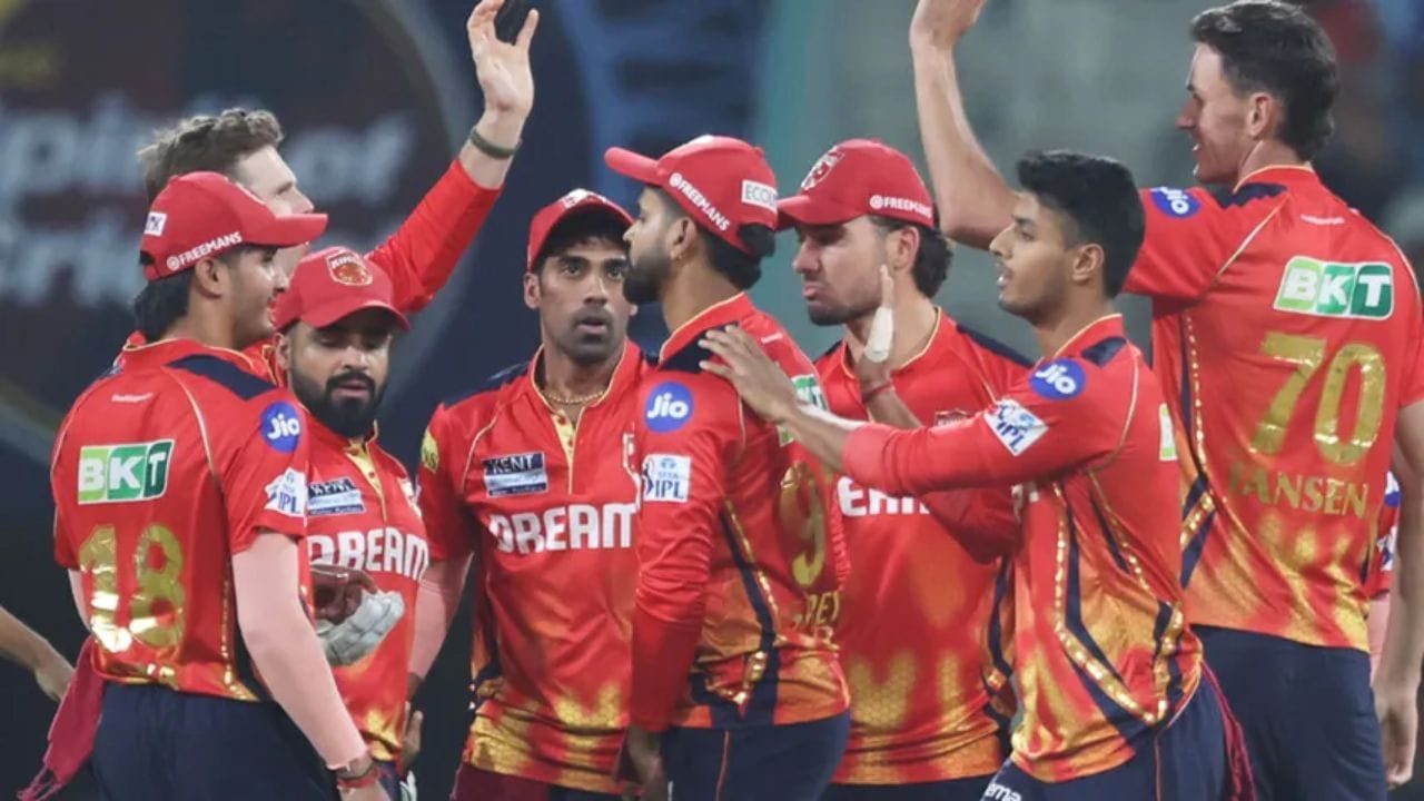 మొదటి ఏడు మ్యాచ్‌ల్లో అజేయం.. అయినా ప్లేఆఫ్స్ నుంచి దూరం: పంజాబ్ కింగ్స్ జట్టు ఈ సీజన్‌లో ఎవరూ ఊహించని రీతిలో పరాభవాన్ని ఎదుర్కొంది. శ్రేయస్ అయ్యర్ నాయకత్వంలోని పంజాబ్ జట్టు సీజన్ మొదటి భాగంలో ఆడిన 7 మ్యాచ్‌లలో 6 విజయాలు, ఒక మ్యాచ్ ఫలితం తేలకపోవడంతో పట్టికలో అగ్రస్థానంలో నిలిచింది. కానీ టోర్నమెంట్ రెండో భాగంలో కథ పూర్తిగా మారిపోయింది. తర్వాతి 7 మ్యాచ్‌ల్లో ఏకంగా 6 ఓటములను చవిచూసింది. టోర్నమెంట్ ముగిసేసరికి 15 పాయింట్లతో ఐదో స్థానానికి పడిపోయి, ప్లేఆఫ్స్ రేసు నుంచి అనూహ్యంగా నిష్క్రమించింది. ఐపీఎల్ చరిత్రలోనే ఇంతటి ఘోరమైన పతనాన్ని ఏ జట్టు కూడా చవిచూడలేదు.