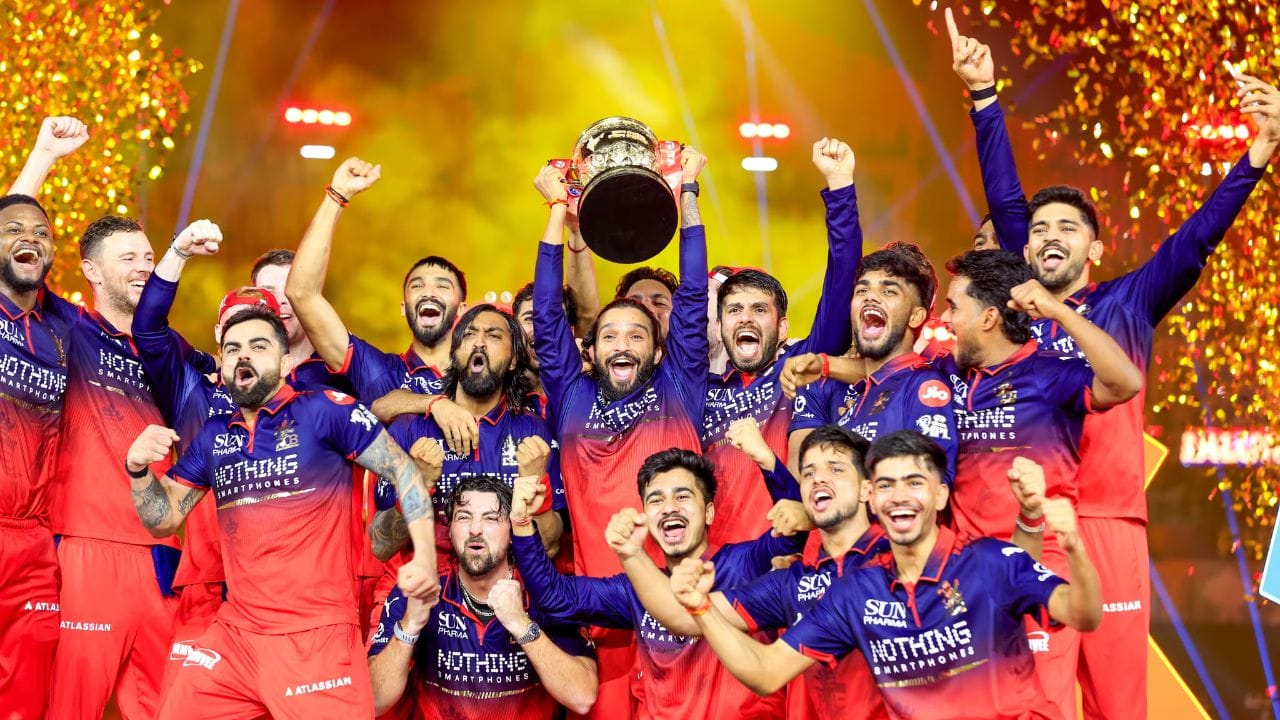 ఇండియన్ ప్రీమియర్ లీగ్ (ఐపీఎల్) 2026 సీజన్ క్రికెట్ అభిమానులకు సరికొత్త అనుభూతులను మిగిల్చింది. రజత్ పాటిదార్ సారథ్యంలోని రాయల్ ఛాలెంజర్స్ బెంగళూరు జట్టు గుజరాత్ టైటాన్స్‌పై విజయం సాధించి వరుసగా రెండోసారి ట్రోఫీని కైవసం చేసుకుంది. ఈ అద్భుతమైన టోర్నమెంట్‌లో కేవలం సిక్సర్లు, ఫోర్ల వర్షమే కాకుండా క్రికెట్ చరిత్రలోనే కనీవినీ ఎరుగని నాలుగు మహా రికార్డులు నమోదయ్యాయి. భవిష్యత్తులో ఈ రికార్డులను బద్దలు కొట్టడం ఏ ఆటగాడికైనా, ఏ జట్టుకైనా దాదాపు అసాధ్యమనే చెప్పాలి.