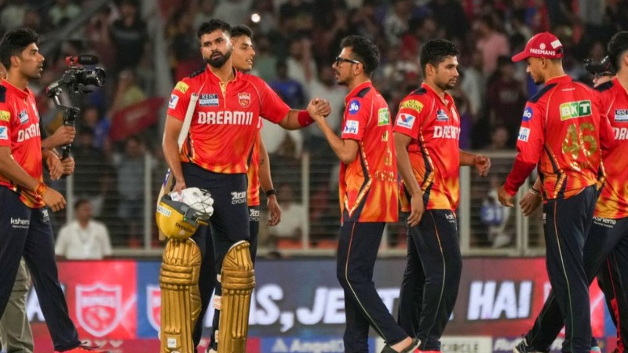 సొంత గూటికి శ్రేయస్ అయ్యర్.. లక్నో వైపు అక్షర్ పటేల్..: పంజాబ్ కింగ్స్ కెప్టెన్ శ్రేయస్ అయ్యర్ తిరిగి తన సొంత రాష్ట్ర జట్టు ముంబై ఇండియన్స్‌లోకి వచ్చేందుకు ఆసక్తి చూపిస్తున్నాడు. ముంబై లోకల్ ప్లేయర్ కావడంతో అతని ట్రేడింగ్ దాదాపు ఖాయంగా కనిపిస్తోంది. అలాగే ఢిల్లీ క్యాపిటల్స్ కెప్టెన్ అక్షర్ పటేల్ గత సీజన్ లో పెద్దగా ప్రభావం చూపకపోవడంతో, అతన్ని లక్నో సూపర్ జెయింట్స్ జట్టు కొనుగోలు చేసేందుకు ఆసక్తి చూపిస్తోంది.