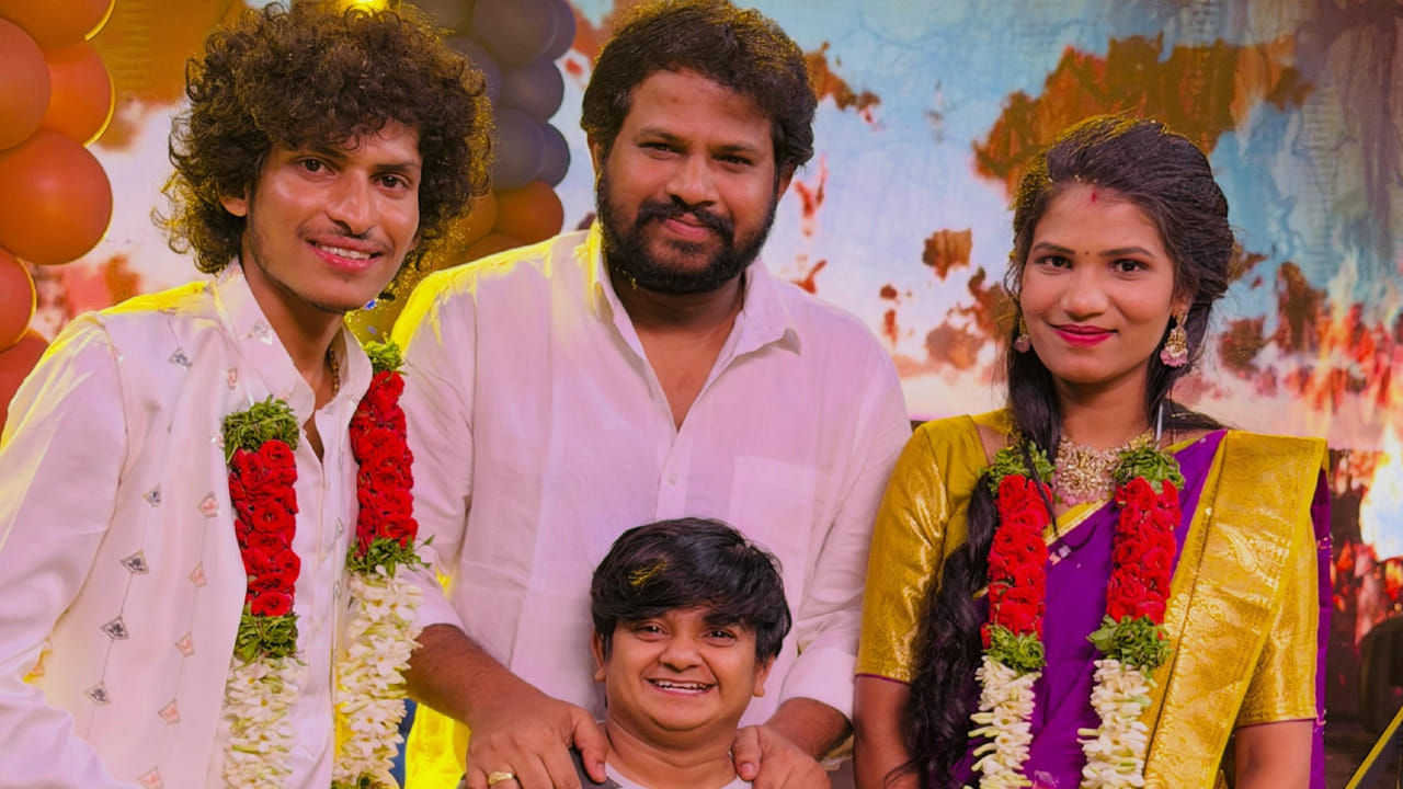  పెళ్లి తంతు పూర్తి కావడంతో మళ్లీ ప్రొఫెషనల్ లైఫ్ పై దృష్టి సారించారు ప్రవీణ్, వంశిత. తాజాగా వీరిద్ద‌రు ఓ షోకు హాజ‌రు అయ్యారు. దీంతో స్టేజీపైనే మరోసారి వీరిద్ద‌రికి పెళ్లి చేశారు. పూల దండ‌లు మార్పించారు. 

