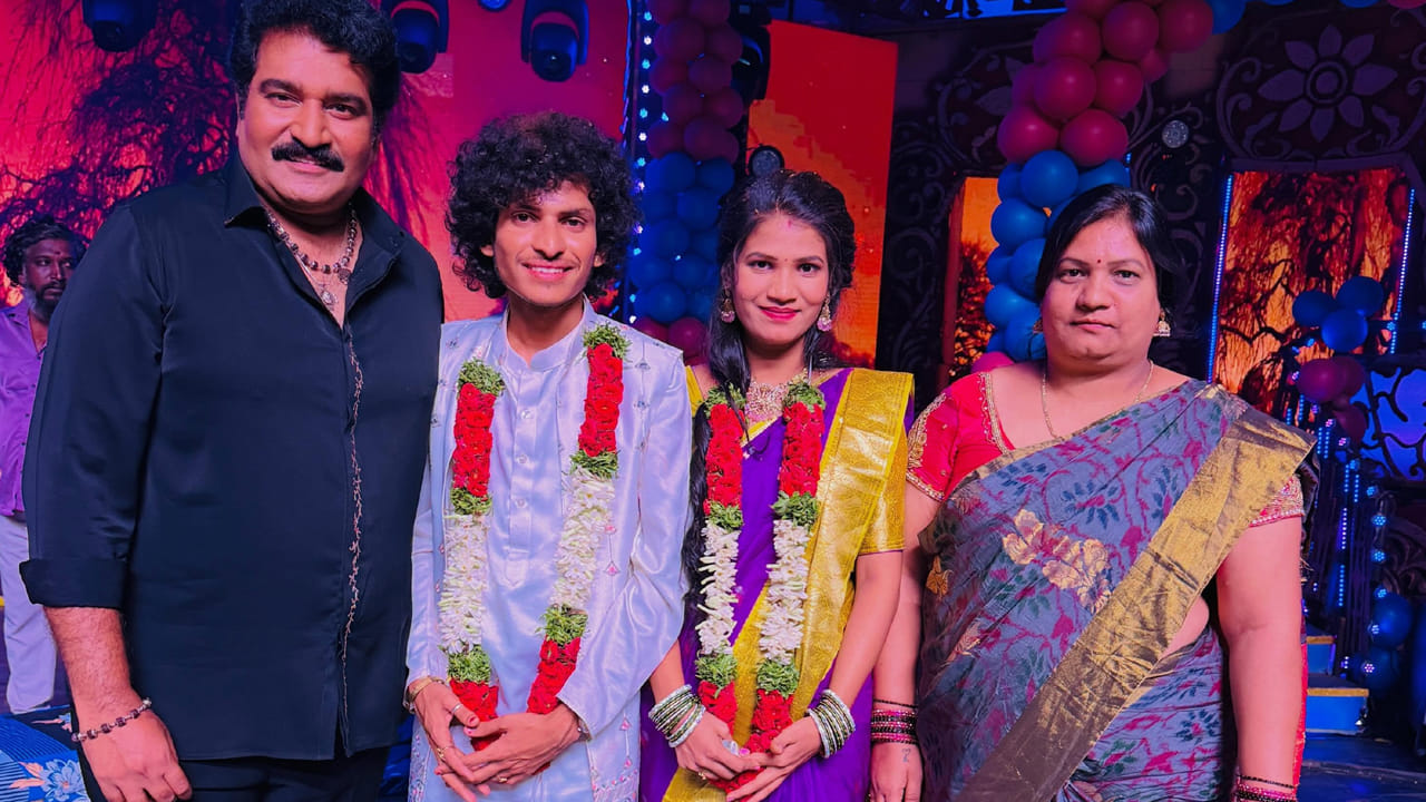  జబర్దస్త్ కమెడియన్స్ హైపర్ ఆది, పొట్టి నరేష్, యాంకర్ రష్మీ, రాజీవ్ కనకాల తదితరులు కొత్త జంటతో కలిసి సరదాగా ఫొటోలు దిగారు. ప్రస్తుతం ఈ ఫోటోలు సోష‌ల్ మీడియాలో వైర‌ల్ అవుతున్నాయి. కొత్త దంపతులకు మరోసారి  అభినందనలు, శుభాకాంక్షలు తెలుపుతున్నారు.
