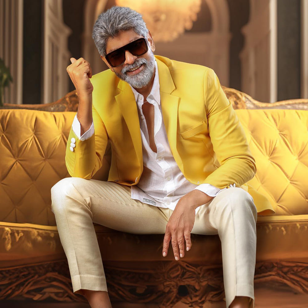 వాకింగ్ పూర్తయిన తర్వాత ఆయన తీసుకునే మొదటి డ్రింక్ చాలా ప్రత్యేకం. అదేంటంటే, ‘బెండకాయ జ్యూస్’. కేవలం బెండకాయలతో మాత్రమే తయారు చేసిన ఈ జిగురుగా ఉండే జ్యూస్‌ను ఆయన ప్రతిరోజూ ఉదయాన్నే తాగుతారు. బెండకాయ జ్యూస్ ఆరోగ్యానికి ఎంతో మేలు చేస్తుందని, ముఖ్యంగా షుగర్ లెవెల్స్ నియంత్రణలో ఉంచడానికి, జీర్ణక్రియ మెరుగుపరచడానికి ఇది ఎంతగానో ఉపయోగపడుతుందని నిపుణులు చెబుతుంటారు.
