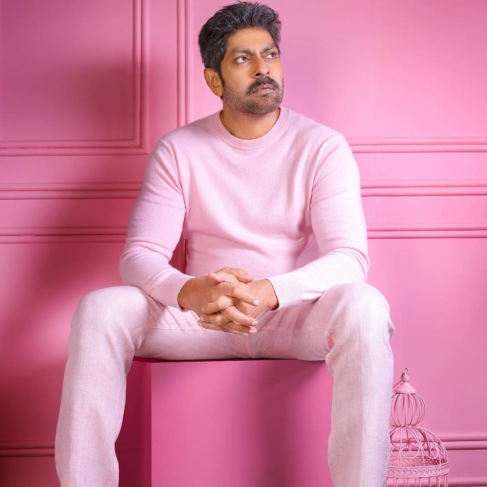 ఈ హెల్తీ జ్యూస్ తాగిన తర్వాత జగపతి బాబు గారు తన ఫస్ట్ బ్రేక్‌ఫాస్ట్‌గా తాజా పండ్లను తీసుకుంటారు. ఇందులో భాగంగా బొప్పాయి, ఆపిల్, మరియు కీరదోస ముక్కలను తింటారు.  అయితే, కార్బోహైడ్రేట్లు మరియు షుగర్ లెవెల్స్ ఎక్కువగా ఉండే కొన్ని రకాల పండ్లను మాత్రం ఆయన పూర్తిగా దూరం పెడతారు. అతిగా తింటే షుగర్ పెరుగుతుందనే ఉద్దేశంతో డైట్‌లో కచ్చితమైన నియమాలు పాటిస్తారు. ఆ తర్వాత చద్ది అన్నం ప్రత్యకంగా ఓ కుండలో మజ్జిగతో కలిపి తీసుకుంటారట. మజ్జిగ చద్ది అన్నం తినడం వల్ల అనేక ప్రయోజనాలు ఉన్నాయని తెలిపారు.
