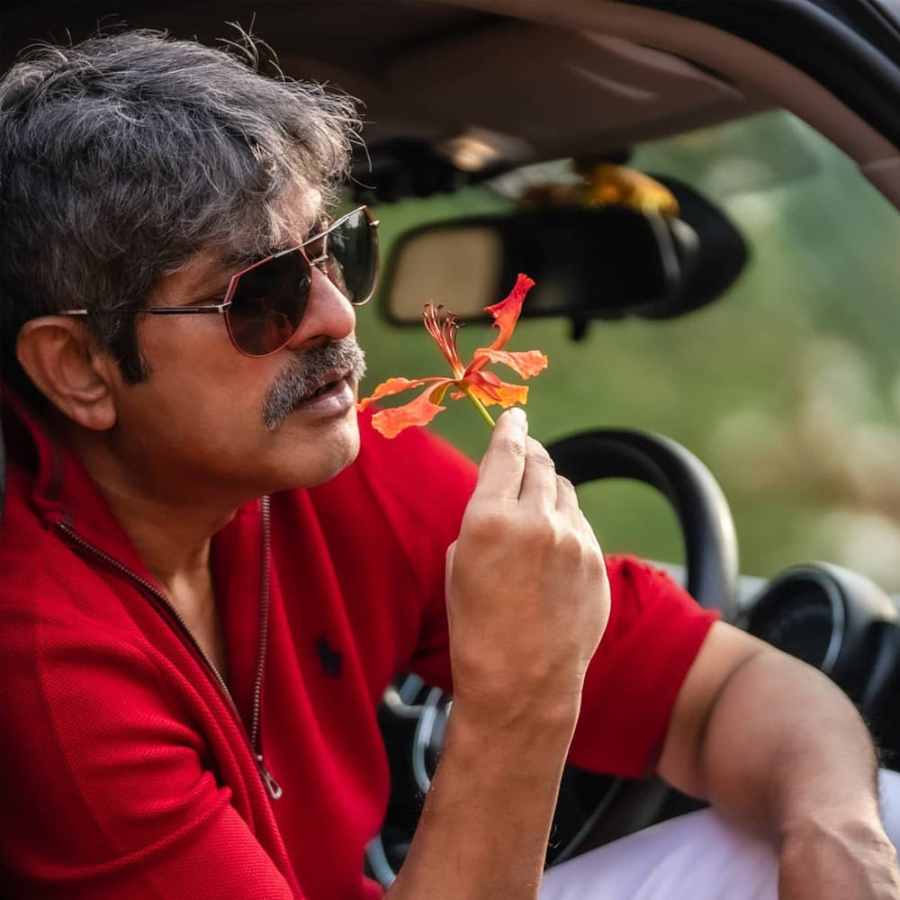 ఈ బ్రేక్‌ఫాస్ట్ అంతా ముగిసిన తర్వాత ఆయన జిమ్ వర్కౌట్స్ చేయడానికి వెళ్తారు. ప్రతి ఒక్కరూ ఉదయాన్నే ఏదో ఒక శారీరక శ్రమను అలవాటు చేసుకోవాలని ఆయన సూచిస్తున్నారు. ముఖ్యంగా బ్రేక్‌ఫాస్ట్ చేసినా, చేయకపోయినా సరే, రోజువారీ వర్కౌట్‌ను మాత్రం ఎట్టిపరిస్థితుల్లోనూ స్కిప్ చేయకూడదని ఆయన గట్టిగా చెబుతారు. క్రమశిక్షణతో కూడిన ఈ ఆహారపు అలవాట్లు, రోజువారీ వ్యాయామమే జగపతి బాబు గారి అద్భుతమైన ఫిట్‌నెస్‌కు అసలైన కారణం.
