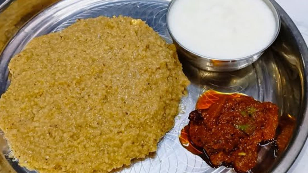 జొన్న ఘాట్కా తయారీ విధానం: ఒక గిన్నెలో కొద్దిగా జొన్న పిండిని తీసుకుని దానిలో అర కప్పు నీళ్ళు పోసి దానిని అసలు ఉండలు లేకుండా చేసుకోవాలి ఇప్పుడు మందంగా ఉండే గిన్నెలో కొద్దిగా నీరు పోసి దానిలో కొద్దిగా ఉప్పు కూడా వేసి బాగా మరిగించాలి. ఆ తరవాత ముందుగా కలిపి పెట్టుకున్న జొన్న పిండిని పోస్తూ బాగా తిప్పుకోవాలి.
