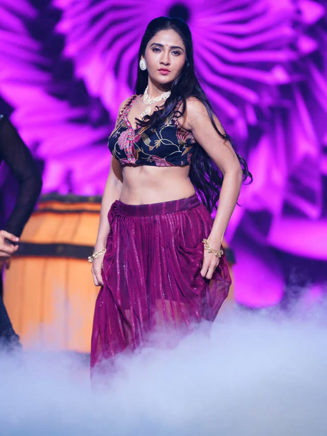 స్టేజ్ పై పెర్ఫార్మెన్స్‌తో సెగలు పుట్టించిన జ్యోత్స్న.. ఫోటోస్ ఇదిగో