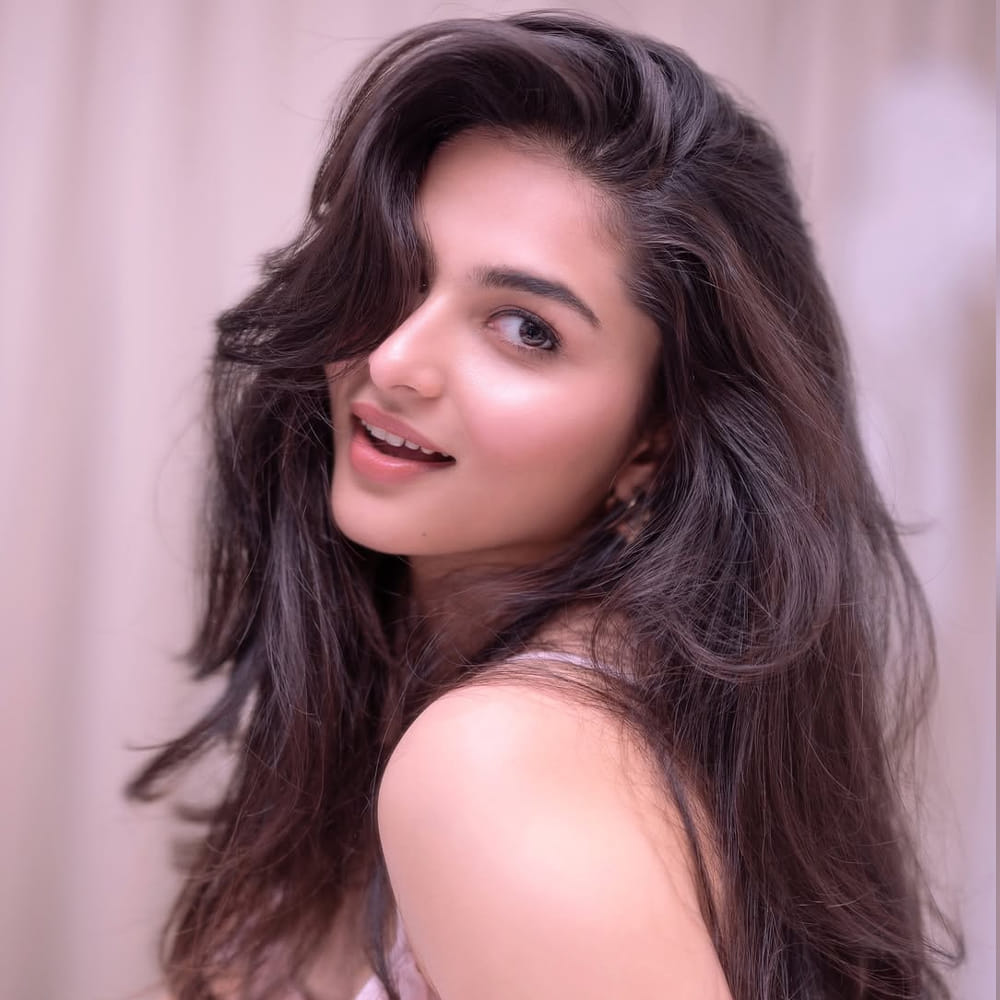 జీవితంలో రోజూ ఎదుర్కొనే మానసిక ఒత్తిడి నుండి ఉపశమనం పొందడానికి, అలాగే ప్రశాంతత కోసం ఈ నిర్ణయం తీసుకున్నట్లు కాయదు తెలిపారు. ఈ విషయమై ఆమె ఇన్స్టాగ్రామ్లో ఒక ప్రత్యేకమైన పోస్ట్ను పంచుకున్నారు. "సోషల్ మీడియా నుంచి చిన్న విరామం తీసుకుంటున్నాను. సాధారణంగా మనం అలసిపోయినప్పుడు శరీరానికి విశ్రాంతి ఇస్తాం, అదే విధంగా మన మనసుకూ విశ్రాంతి అవసరం. అందుకే స్క్రీన్కు, డిజిటల్ ప్రపంచానికి కొంతకాలం దూరంగా ఉండాలని నిర్ణయించుకున్నాను. నాతో నేను ఎక్కువ సమయం గడపాలని అనుకుంటున్నాను" అని కాయదు తన పోస్ట్లో పేర్కొన్నారు.