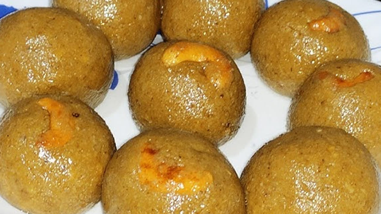 కొబ్బరి నువ్వుల లడ్డూలకు కావలసిన పదార్థాలు: ఒక కప్పు నువ్వులురవ్వ ఎండు కొబ్బరి తురుము, పంచదార లేదా బెల్లం తురుము, 10 జీడిపప్పు, 10 కిస్మిస్, పిస్తా పప్పులు , రెండు టేబుల్ స్పూన్లు నెయ్యి, ఒక కప్పు పాలు, అర టేబుల్ స్పూన్ యాలకుల పొడి, రెండు టేబుల్ స్పూన్లు ఆయిల్ ను తీసుకోవాలి.
