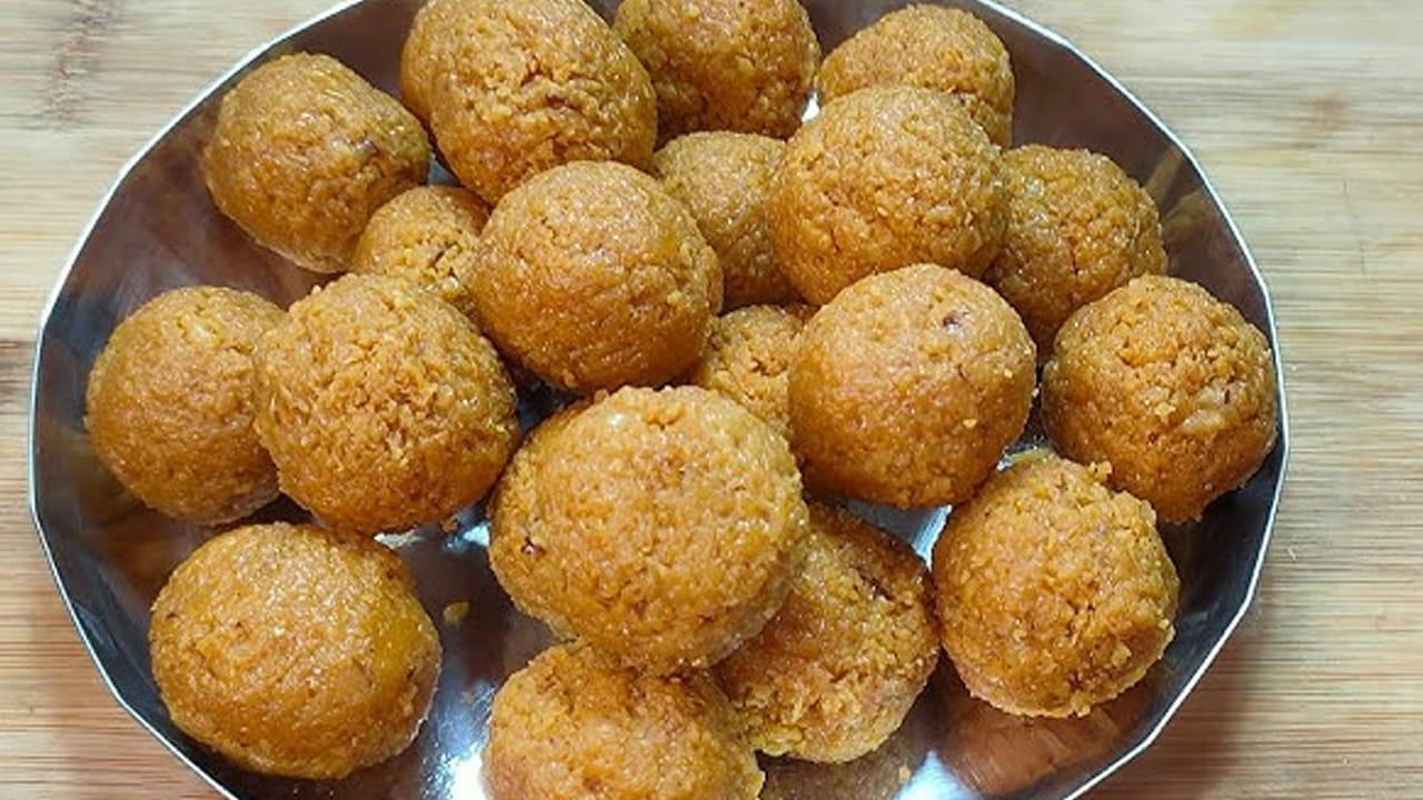 కొబ్బరి నువ్వుల లడ్డూలు తయారీ విధానం: ముందుగా డ్రై ఫ్రూట్స్ తీసుకుని వేయించి పక్కన పెట్టుకోవాలి. ఇంకా గ్యాస్ వెలిగించి ఒక చిన్న పాన్ పెట్టి కొద్దిగా నెయ్యి వేసి వేడయ్యాక జీడిపప్పు, పిస్తాలు కూడా వేసి వేయించి పక్కన పెట్టుకోవాలి. ఆ తర్వాత కొబ్బరి, నువు పిండిని కూడా సిద్ధం చేసుకుని మంచిగా పెట్టుకోవాలి