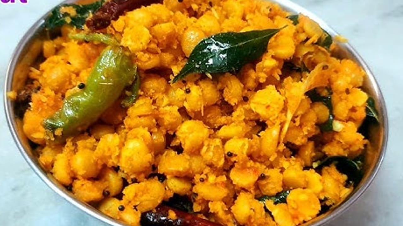 పచ్చి శెనగపప్పు కారం మిక్చర్ కు కావలసిన పదార్థాలు: ఒక కప్పు పచ్చి శెనగపప్పు,  6 పచ్చిమిర్చి, 4  వెల్లుల్లి రెబ్బలు , కొద్దిగా  చింతపండు,  చిన్న నిమ్మకాయంత చింత పండు, ఒక ఉల్లిపాయ, ఒక కట్ట కొత్తిమీర, కొద్దిగా కరివేపాకు, ఒక టేబుల్ స్పూన్  కారం పొడి, రుచికి సరిపడా ఉప్పు, ఒక టేబుల్ స్పూన్ జీలకర్ర ,  ఒక టేబుల్ స్పూన్ నిమ్మరసం,  నూనెను  తీసుకోవాలి
