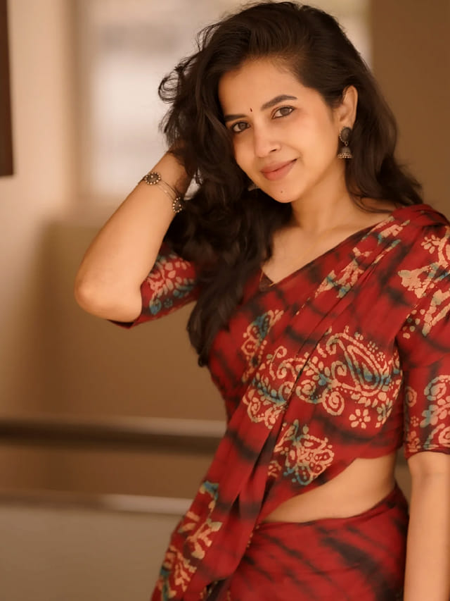 క్యూట్ లుక్ తో కట్టిపడేస్తున్న కోమలి ప్రసాద్..