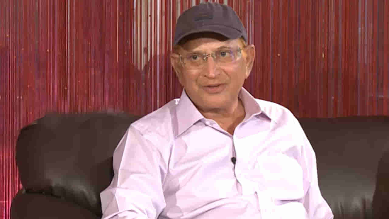 Superstar Krishna: ఇప్పుడున్న హీరోలలో ఆ ఇద్దరూ న్యాచురల్ యాక్టర్స్.. సూపర్ స్టార్ కృష్ణ, విజయ నిర్మల కామెంట్స్ వైరల్..