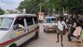 తీవ్ర విషాదం.. నవ వరుడు, పెళ్లి పత్రికలు పంచుతున్న తండ్రి!