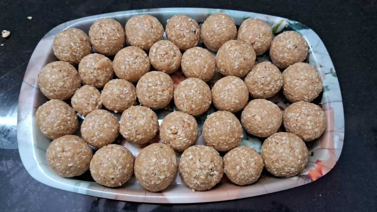 తయారీ విధానంలోకి వెళితే.. ముందుగా బాదం పప్పులు తీసుకొని స్టవ్ ఆన్ చేసి, పాన్ పెట్టి నూనె లేకుండానే వాటిని మంచిగా వేయించుకోవాలి. తర్వాత నల్ల నువ్వులు తీసుకొని అదే పాన్లో చిట పట మనేవరకు మంచిగా వేయించి పెట్టుకోవాలి.