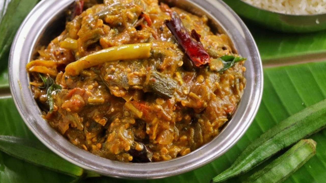 బెండకాయ రోటి పచ్చడికి కావాల్సిన పదార్థాలు: పావుకిలో బెండకాయలు, ఒక ఉల్లిపాయ, 10 పచ్చిమిర్చి, 6 వెల్లుల్లి రెబ్బలు,
చిన్న నిమ్మకాయంత చింతపండు, ఒక టేబుల్ స్పూన్ జీలకర్ర , ఒక టేబుల్ స్పూన్ ధనియాలు, రుచికి సరిపడా ఉప్పు, రెండు టేబుల్ స్పూన్స్ నూనె, అలాగే తాలింపు కోసం అర టీ స్పూన్ ఆవాలు, అర టీ స్పూన్ మినప్పప్పు, రెండు ఎండు మిర్చి, నాలుగు కరివేపాకులు తీసుకోవాలి.