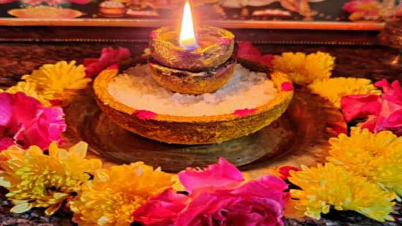 శుక్ర వారం లక్ష్మీ వారం. ఈ రోజు ఎవరు అయితే లక్ష్మీదేవిని నిష్టగా భక్తి శ్రద్ధలతో పూజిస్తారో వారికి  డబ్బుకు కొదవే ఉండదు అంటారు. అందుకే చాలా మంది శుక్రవారం రోజున చాలా నిష్టగా ఉంటూ, అమ్మవారికి పూజలు చేస్తారు. అయితే ఈ రోజున ఒక పని చేయడం వలన లక్ష్మీదేవి అనుగ్రహం కలుగుతుందంట. అంతే కాకుండా ఇల్లు మొత్తం డబ్బుతో నిండిపోతుందని చెబుతున్నారు వాస్తు శాస్త్ర నిపుణులు.