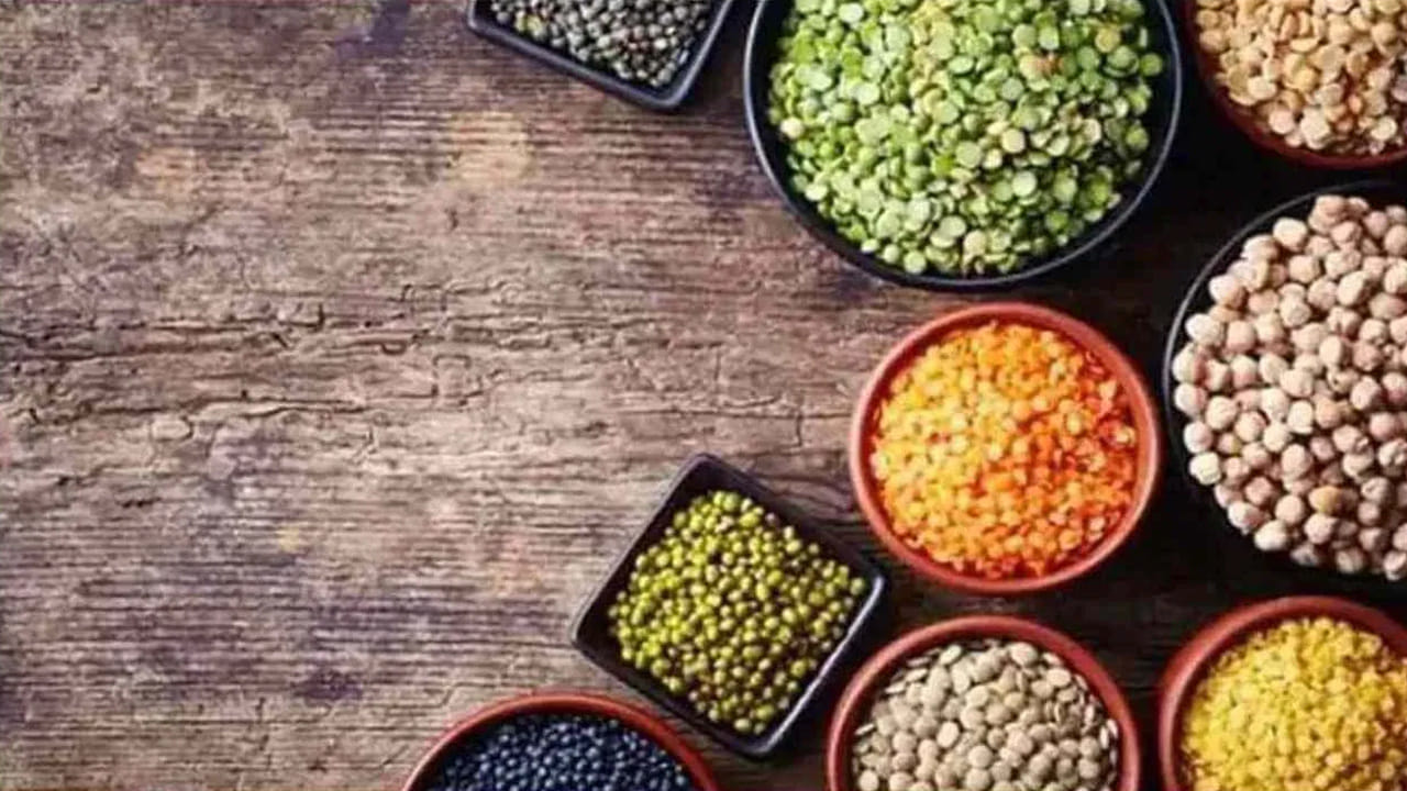 పప్పుధాన్యాలు (Lentils): మన దేశంలో ప్రతిరోజూ వండే కందిపప్పు, పెసరపప్పు, మినపప్పు వంటి పప్పుధాన్యాలలో ప్రొటీన్ మెండుగా ఉంటుంది. అరకప్పు ఉడికించిన పప్పు ద్వారా శరీరానికి సుమారు 8 నుండి 9 గ్రాముల ప్రొటీన్ అందుతుంది. కోడిగుడ్లు తినలేని వారు లేదా రోజువారీ డైట్‌లో వైవిధ్యం కోరుకునే వారు ఈ ఐదు రకాల వస్తువులను తమ ఆహారంలో చేర్చుకోవడం ద్వారా ప్రొటీన్ లోపాన్ని చాలా సులభంగా అధిగమించవచ్చు!