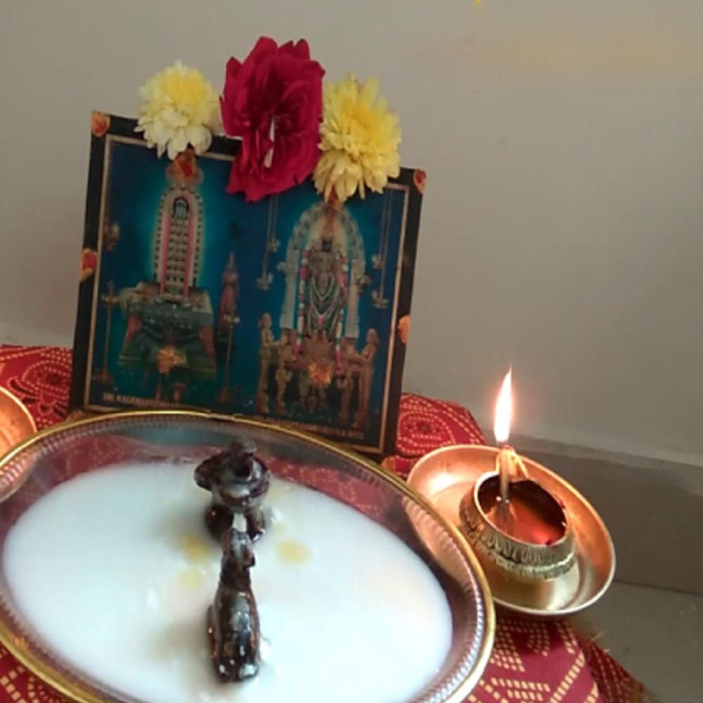 అలాగే, త్రిపురాసుర సంహారం చేస్తున్నట్లు లేదా రౌద్రంగా ఉన్న శివుని చిత్రపటాలను పూజా గదిలో పెట్టకూడదు. ఎల్లప్పుడూ పార్వతీ సమేతుడైన శివుని ఫోటో లేదా ధ్యాన ముద్రలో ప్రశాంతంగా ఉన్న శివ రూపాన్ని మాత్రమే ఎంచుకోవాలి.ఇక శివలింగం విషయానికి వస్తే, చాలా మంది ఇళ్లలో పెద్ద పెద్ద శివలింగాలను పెట్టి పూజిస్తుంటారు. కానీ వాస్తు మరియు ఆగమ శాస్త్రాల ప్రకారం, ఇంట్లో పెట్టే శివలింగం పరిమాణం మన చేతి బొటనవేలు సైజు కంటే పెద్దదిగా ఉండకూడదు.

