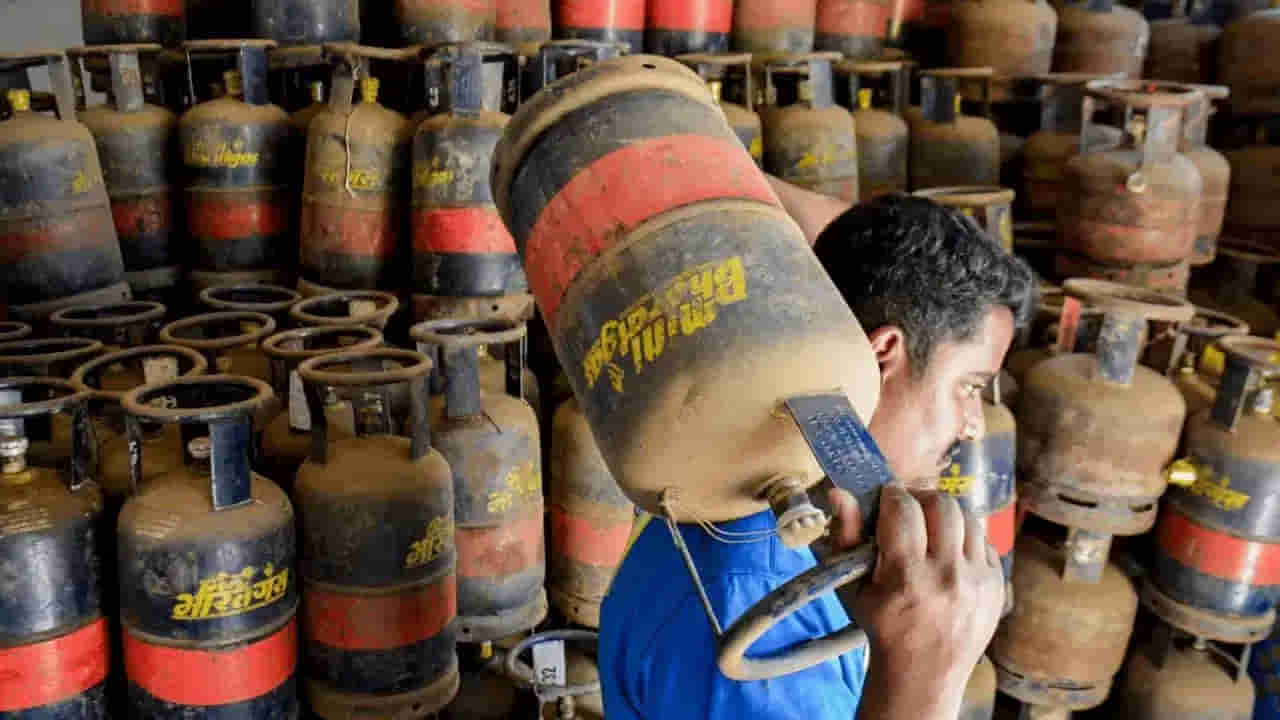 LPG Gas Price: బిగ్షాక్.. మరోసారి పెరిగిన గ్యాస్ సిలిండర్ ధర.. ఎంత పెరిగిందంటే..!