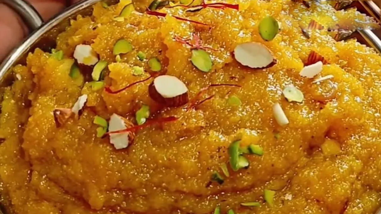 ఈ అద్భుతమైన మామిడి హల్వాను తయారు చేయడానికి ముందుగా బాగా పండిన, తియ్యగా ఉండే మామిడి పండ్లను ఎంచుకోవాలి. పండ్ల తొక్కను తీసివేసి, చిన్న చిన్న ముక్కలుగా కోసుకోవాలి. ఆ ముక్కలను మిక్సీ జార్‌లో వేసి ఎలాంటి నీరు కలపకుండా మెత్తటి గుజ్జులా (పల్ప్) గ్రైండ్ చేసి పక్కన పెట్టుకోవాలి. ఇప్పుడు స్టవ్ మీద ఒక బాణలిని పెట్టుకుని, అందులో రెండు లేదా మూడు టేబుల్ స్పూన్ల సువాసనభరితమైన శుద్ధమైన నెయ్యి వేసి వేడి చేయాలి.
