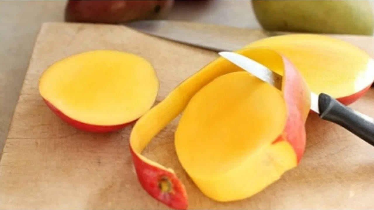మామిడి తొక్కల టీ (Mango Peel Tea): తాజా మామిడి తొక్కలను నీటిలో వేసి బాగా మరిగించి, వడకట్టి, కొద్దిగా నిమ్మరసం లేదా తేనె కలుపుకుని హెర్బల్ టీలా తాగవచ్చు. ఇది శరీరంలోని టాక్సిన్లను బయటకు పంపడానికి (Detoxification) సహాయపడుతుంది. కొన్ని రకాల సాంప్రదాయ పచ్చళ్ళు, చట్నీలు లేదా కూరలలో మామిడి తొక్కలను తురిమి వేయడం ద్వారా వంటకానికి ప్రత్యేకమైన రుచి, పోషకాలు తోడవుతాయి.
