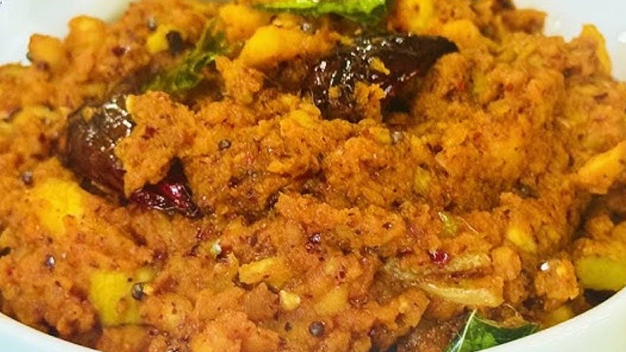 పచ్చి మామిడి పచ్చడికి కావలసిన పదార్థాలు: పచ్చి మామిడి తురుము, నాలుగు వంకాయలు, 10, నాలుగు పచ్చిమిర్చి, నాలుగు ఎండు మిర్చి, అర కప్పు నూనె, పోపు గింజలు, ఒక టీ స్పూన్ ఆవాలు, కొద్దిగా జీలకర్ర, ఒక టీ స్పూన్ మినపప్పు, అర టేబుల్ స్పూన్ శనగపప్పు, ఇంకా కొద్దిగా చింతపండు, నాలుగు వెల్లుల్లి రెబ్బలు, రుచికి సరిపడా ఉప్పు, ఇంకా నాలుగు కరివేపాకు, కొద్దిగా కొత్తిమీరను కూడా తీసుకోవాలి.