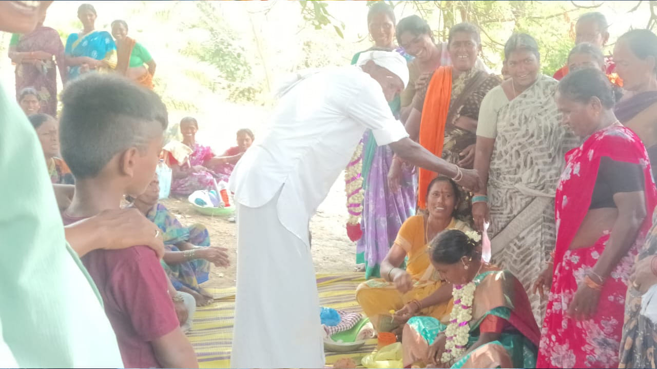 మహబూబాబాద్ జిల్లాలో ఉపాధిహామీ కూలి దంపతుల షష్టిపూర్తి వేడుక వినూత్న రీతిలో జరిగింది.పని ప్రదేశంలో తోటి కూలీలే బంధుమిత్రులు, అతిధులు అయ్యారు. అక్కడ పచ్చని చెట్లే కళ్యాణ మండపం అయింది.వారికి వినూత్న రీతిలో షష్టిపూర్తి వేడుక నిర్వహించి మురిసి పోయేలా చేశారు. ఈ వినూత్న షష్టిపూర్తి వేడుక మహబూబాబాద్ జిల్లా నర్సింహులపేట మండలంలో జరిగింది.