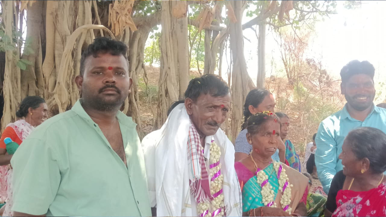 సాధారణంగా షష్టిపూర్తి వేడుకలంటే కల్యాణ మండపాల్లో, బంధుమిత్రుల కోలాహలం మధ్య జరుపుకోవడం చూస్తుంటాం. కానీ, అందుకు పూర్తి భిన్నంగా నిరుపేద శ్రమజీవుల మధ్య, తాము నిత్యం పనిచేసే ఉపాధి హామీ క్షేత్రంలోనే షష్టిపూర్తి వేడుకలు జరుపుకుని ఆదర్శంగా నిలిచారు దంపతులు. మహాత్మా గాంధీ జాతీయ గ్రామీణ ఉపాధిహామీ పథకం (MGNREGS) పని స్థలంలో ఆకుతోట జయమ్మ, సోమయ్య దంపతుల షష్టిపూర్తి (60 ఏళ్లు నిండిన సందర్భంగా జరుపుకునే వేడుక) ఘనంగా జరిగింది.. తోటి కూలీలే అతిథులు.. పారలే అక్షింతలు అయ్యాయి..