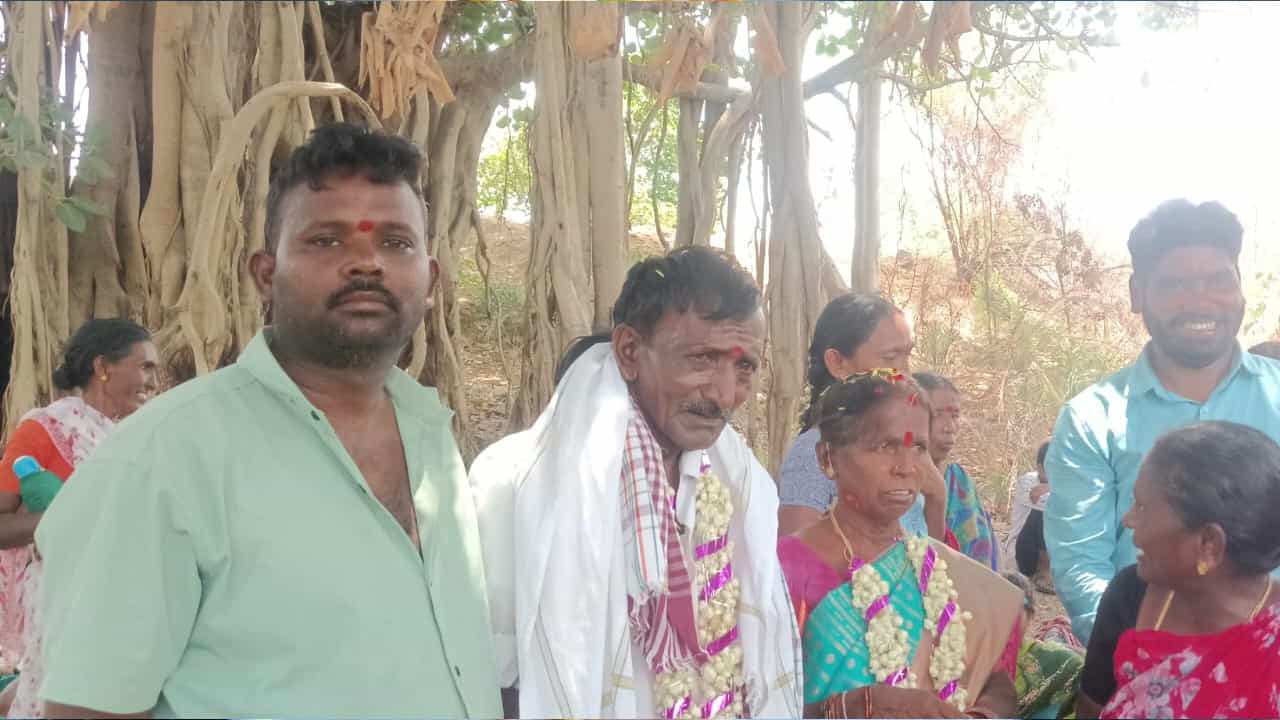 సాధారణంగా షష్టిపూర్తి వేడుకలంటే కల్యాణ మండపాల్లో, బంధుమిత్రుల కోలాహలం మధ్య జరుపుకోవడం చూస్తుంటాం. కానీ, అందుకు పూర్తి భిన్నంగా నిరుపేద శ్రమజీవుల మధ్య, తాము నిత్యం పనిచేసే ఉపాధి హామీ క్షేత్రంలోనే షష్టిపూర్తి వేడుకలు జరుపుకుని ఆదర్శంగా నిలిచారు దంపతులు. మహాత్మా గాంధీ జాతీయ గ్రామీణ ఉపాధిహామీ పథకం (MGNREGS) పని స్థలంలో ఆకుతోట జయమ్మ, సోమయ్య దంపతుల షష్టిపూర్తి (60 ఏళ్లు నిండిన సందర్భంగా జరుపుకునే వేడుక) ఘనంగా జరిగింది.. తోటి కూలీలే అతిథులు.. పారలే అక్షింతలు అయ్యాయి..
