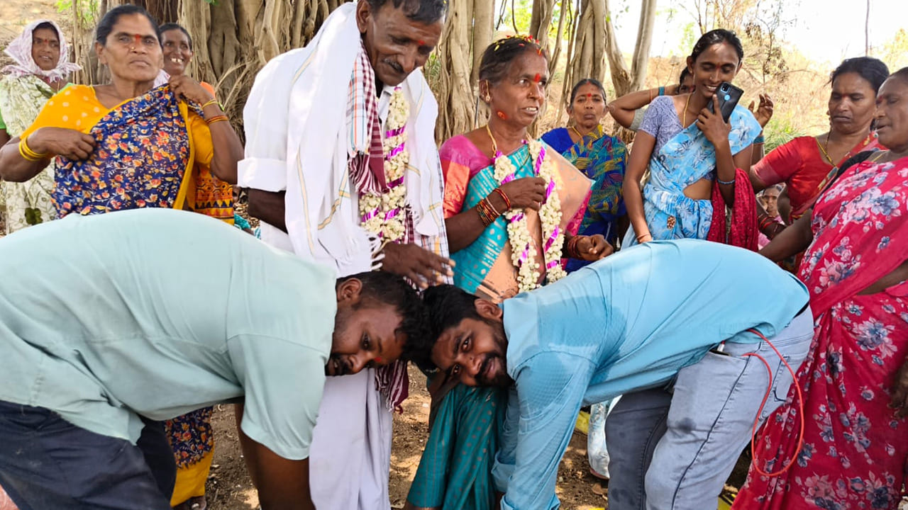 ఆదర్శంగా నిలిచిన వేడుక "పెద్ద పెద్ద హంగులు, ఆర్భాటాలకు పోకుండా, నిత్యం మాతో కలిసి కష్టపడే తోటి కూలీల మధ్య ఈ వేడుకను జరుపుకోవడం తమకు ఎంతో తృప్తినిచ్చింది" అని ఆకుతోట సోమయ్య, జయమ్మ దంపతులు ఆనందం వ్యక్తం చేశారు. డబ్బు ఖర్చు చేసి ఆర్భాటంగా చేసుకునే వేడుకల కంటే, శ్రమను నమ్ముకున్న తోటి కూలీల మధ్య ఎంతో ఆత్మీయంగా ఈ షష్టిపూర్తిని నిర్వహించడం స్థానికంగా అందరి ప్రశంసలు అందుకుంటోంది. ఈ వినూత్న వేడుక చర్చగా మారుతుంది.