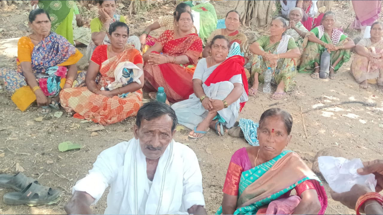 పెళ్లయినా, షష్టిపూర్తి వేడుకైన అట్టహాసంగా నిర్వహించుకోవడం ఆనవాయితీ. ధనవంతులు షష్టిపూర్తి వేడుకను తన బంధుమిత్రులు, కుటుంబ సభ్యులు, తోబుట్టువులు అందరిని ఆహ్వానించి అబ్బో అనిపించేలా చేసుకోవడం ఈ మధ్య తరచుగా చూస్తున్నాం.. కానీ కడు పేదరికం..రోజు కూలితో పూట గడుపుకునే దంపతుల షష్టిపూర్తి ఎలా ఉంటుందో ఊహించగలమా..! అసలు అలాంటి పేదలకు షష్టిపూర్తి చేసుకోవాలనే ఆలోచన వస్తుందా..!