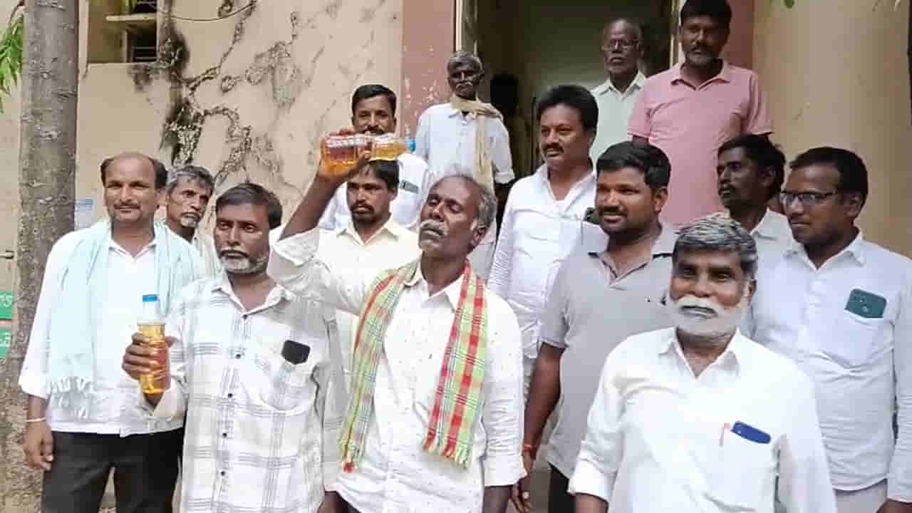 Medak: పెట్రోల్ డబ్బలతో తహసిల్దార్ కార్యాలయనికి రైతులు.. ఎందుకంటే