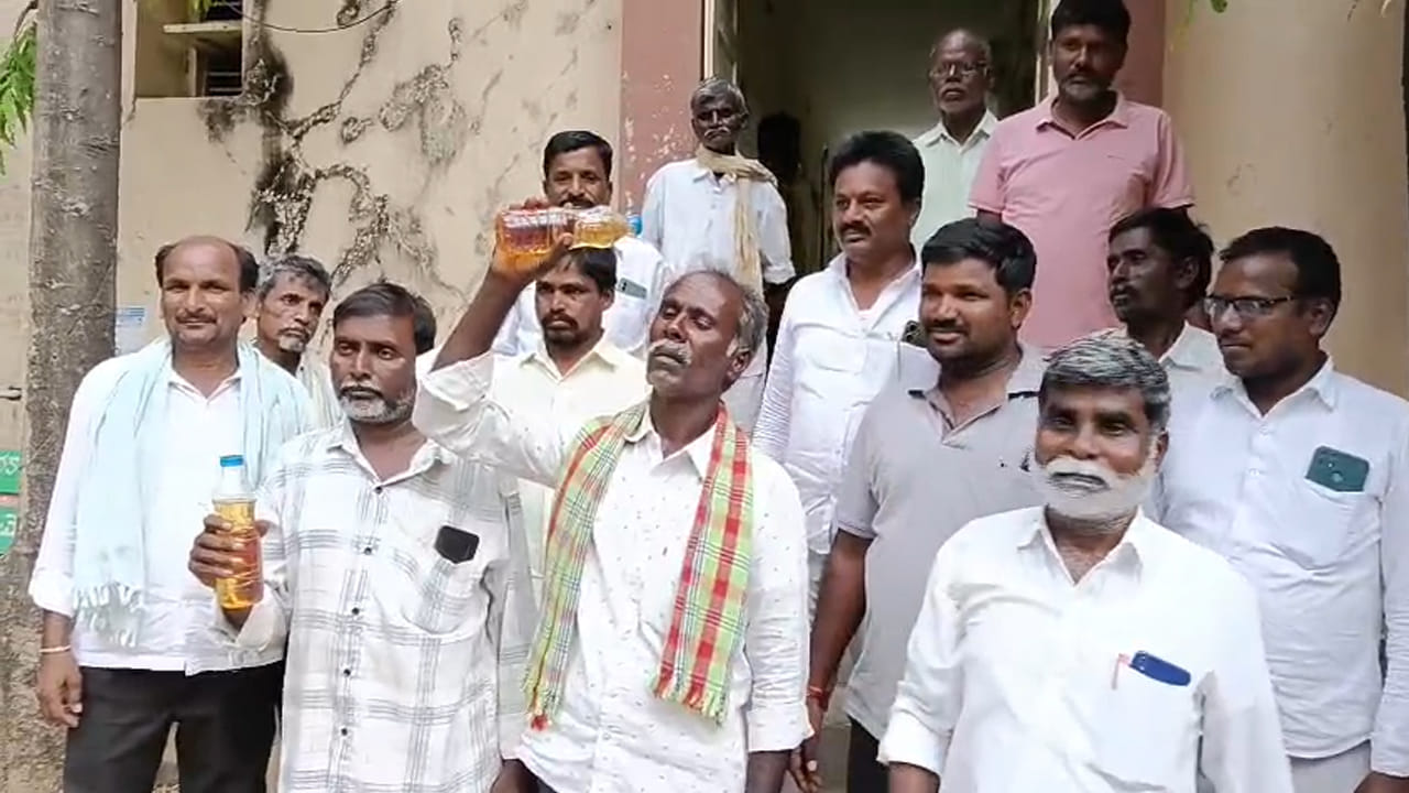 Medak: పెట్రోల్ డబ్బలతో తహసిల్దార్ కార్యాలయనికి రైతులు.. ఎందుకంటే
