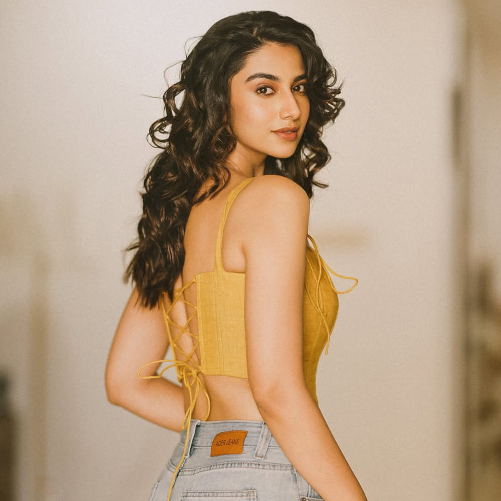 టాలీవుడ్‌లో ప్రస్తుతం మోస్ట్ వాంటెడ్ హీరోయిన్లలో ఒకరిగా దూసుకుపోతోంది పంజాబీ ముద్దుగుమ్మ మీనాక్షి చౌదరి. 'హిట్ 2', 'గుంటూరు కారం', 'లక్కీ భాస్కర్' వంటి చిత్రాలతో వరుస విజయాలను అందుకుంటూ ఇండస్ట్రీలో 'లక్కీ ఛామ్'గా మారిపోయింది. కేవలం టాలీవుడ్‌లోనే కాకుండా కోలీవుడ్‌లోనూ (తమిళ పరిశ్రమ) విజయ్ దళపతి సరసన నటించి అక్కడి ప్రేక్షకుల మనసులను గెలుచుకుంది. ఈ క్రమంలోనే కోలీవుడ్ స్టార్ హీరో శింబు గురించి మీనాక్షి చౌదరి చేసిన కొన్ని క్రేజీ వ్యాఖ్యలు ఇప్పుడు సోషల్ మీడియాలో హాట్ టాపిక్‌గా మారాయి. ఇటీవల ఒక ఇంటర్వ్యూలో మీనాక్షి చౌదరికి ఒక ఆసక్తికరమైన ప్రశ్న ఎదురైంది.