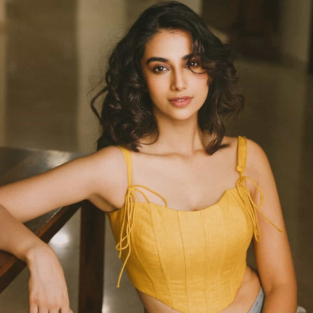 "ఒకవేళ మీరు సినీ పరిశ్రమకు చెందిన ఏ హీరోతోనైనా 'మూవీ డేట్' (సినిమాకు వెళ్లడం) కి వెళ్లాల్సి వస్తే.. ఎవరిని ఎంచుకుంటారు?" అని యాంకర్ అడిగారు. దీనికి మీనాక్షి ఏమాత్రం తడుముకోకుండా, ఎంతో ఉత్సాహంగా కోలీవుడ్ స్టార్ హీరో శింబు పేరును చెప్పింది. "నేను మూవీ డేట్కు వెళ్లాలనుకుంటే ఖచ్చితంగా శింబు సార్తోనే వెళ్తాను" అంటూ చాలా ఎగ్జైటింగ్గా సమాధానం ఇచ్చింది. శింబు స్క్రీన్ ప్రెజెన్స్, ఆయన నటన అంటే తనకు చాలా ఇష్టమని ఈ బ్యూటీ పేర్కొంది. శింబుపై మీనాక్షి చేసిన ఈ కామెంట్స్ సోషల్ మీడియాలో విపరీతంగా వైరల్ అవుతున్నాయి.