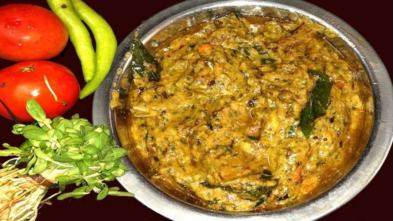 తయారీ విధానంలోకి వెళితే.. ముందుగా మెంతి, టమాటాలను నీటితో శుభ్రంగా కడగాలి. తర్వాత వాటిని ఫ్యాన్ కింద నీరు మొత్తం పోయే వరకు ఆరబెట్టాలి. అవి పూర్తిగా ఆరిన తర్వాత స్టవ్ ఆన్ చేసి పాన్ పెట్టాలి. అందులో నూనె వేసి పచ్చి మిర్చీ వేసి వేయించి తీసి పక్కన పెట్టుకోవాలి.