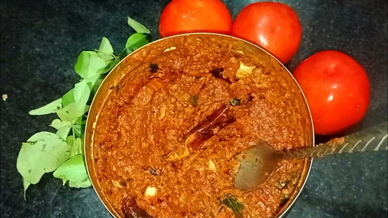 చల్లారిన తర్వాత దానిని మిక్సీ గిన్నెలో వేసుకోవాలి. అందులో చిన్న అల్లం ముక్క , వెల్లుల్లి రెబ్బలు, కొంచెం జీలకర్ర వేసి మంచిగా మెత్తగా గ్రైండ్ చేసుకోవాలి. తర్వాత దానిని వేరే బౌల్లోకి తీసుకోవాలి. దీని తర్వాత ఇప్పుడు ఈ చట్నీని పోపు పెట్టుకోవాలి.