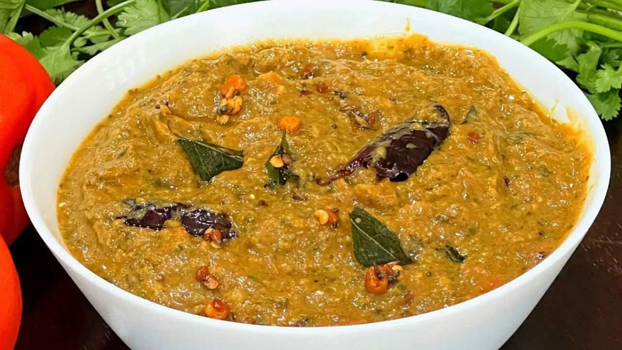 తోటకూర, టమాటా పచ్చడి తయారీ విధానం స్టెప్ 2: తోటకూర టమాటా పచ్చడి రెడీ అయ్యాక దీనిలో  నిమ్మరసాన్ని బాగా కలుపుకోవాలి.  మంట అంటే భయం ఉన్నవాళ్లు ఉల్లిపాయ ముక్కలు కూడా వేస్తే టేస్టీగా ఉంటుంది. అంతే,  వేడి వేడి తోటకూర టమాటా పచ్చడి రెడీ. ఇలా చేస్తే రెండు ప్లేట్లు పక్కా లాగిస్తారు.
