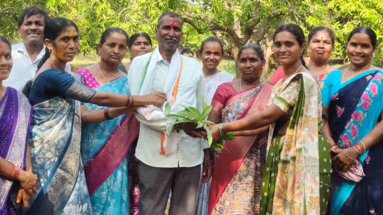 ఉపాధిహామీ పనుల వద్ద అసలైన పెళ్లి వేడుక.. తోటి కూలీ దంపతులకు 41వ మ్యారేజ్ డే గిఫ్ట్.. మటన్ విందుతో రచ్చ!