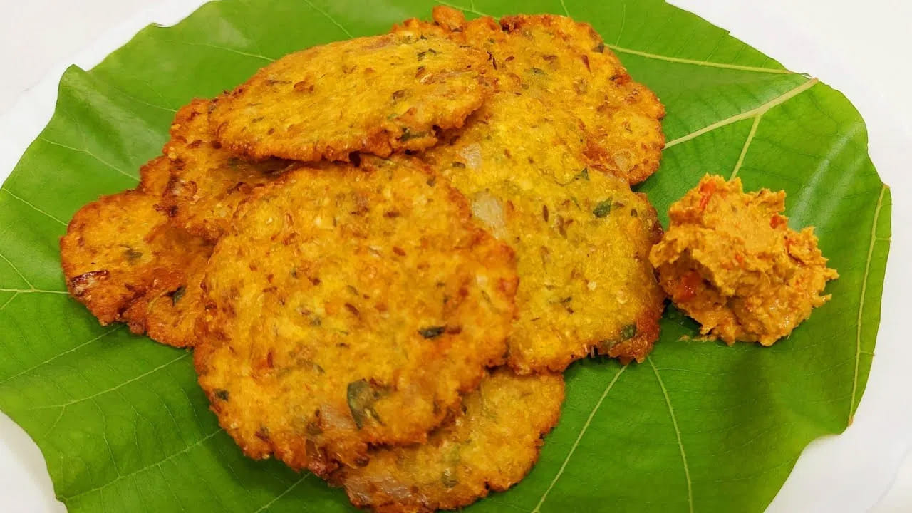 వాన పడుతున్నప్పుడు ఈ మొక్కజొన్న గారెలు వేడి వేడిగా తింటే ఆ రుచే వేరు. ఇంకా ఇవి గారెలు మాదిరి కాకుండా వడలుగా కూడా చేసుకోవచ్చు. ఇవి ఈ గారెలు బయటకు కరకరలాడుతూ, లోపల మాత్రం మెత్తగా తినడానికి టేస్టీగా ఉంటాయి. ఇంకా వీటిని మధ్యాహ్నం కూడా తింటే మంచిగా ఉంటుంది.
