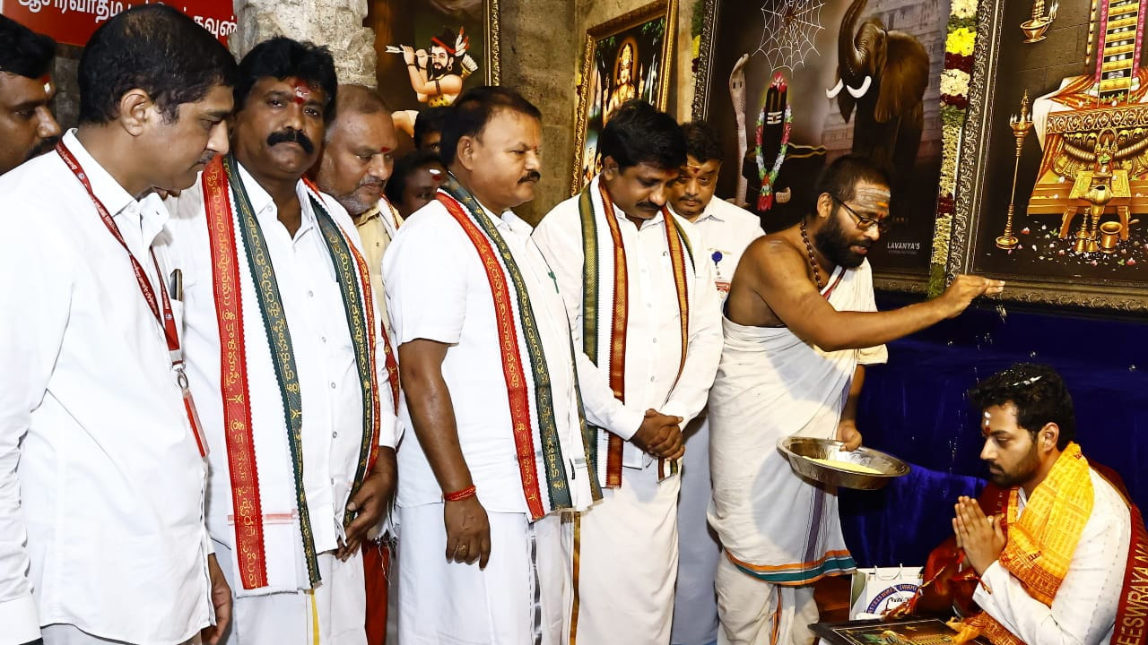 సినీ తారలు సమయం దొరికినప్పుడల్లా టెంపుల్స్ కు వెళ్తూ ఉంటారు. అయితే, నేడు నందమూరి బాలకృష్ణ తనయుడు మోక్షజ్ఞ కూడా తిరుముల వెళ్ళి ఆ స్వామి వారిని దర్శించుకున్నారు. దీనికి సంబంధించిన ఫొటోలు నెట్టింట వైరల్ అవుతున్నాయి. మీరు కూడా ఈ ఫోటోలను చూసేయండి.