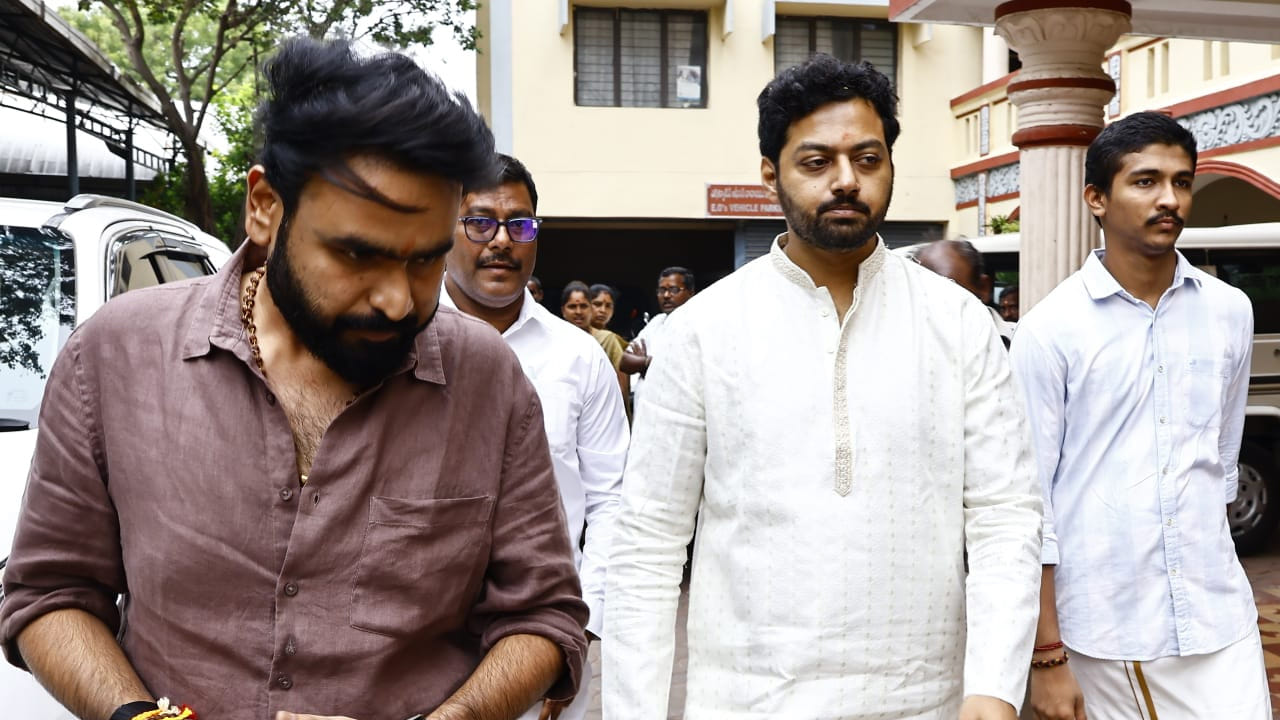 అధికారులు తీర్థ ప్రసాదాలను అందజేశారు.తిరుమల శ్రీవారి దర్శనం అనంతరం శ్రీకాళహస్తి ఆలయానికి చేరుకున్న మోక్షజ్ఞకు స్థానిక టిడిపి కేడర్, ఆలయ అధికారులు స్వాగతం పలికారు.రాహుకేతు పూజల్లో పాల్గొన్న మోక్షజ్ఞ మొక్కులు చెల్లించారు.