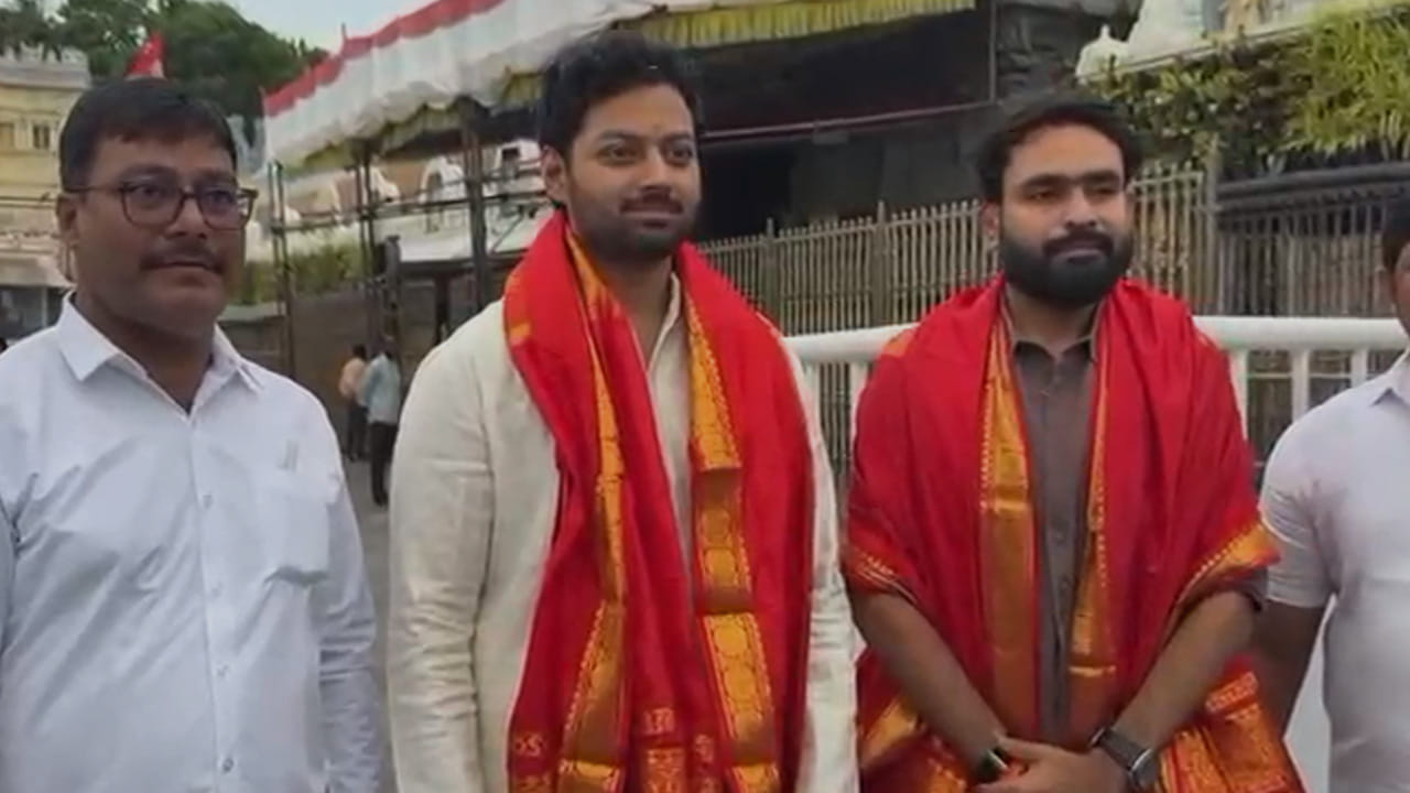 పాలకమండలి చైర్మన్ తోపాటు అధికారులతో కలిసి మోక్షజ్ఞ ఫోటోలు దిగారు. నందమూరి బాలకృష్ణ కొడుకుగా మోక్షజ్ఞ ను చూసేందుకు భక్తులు కూడా ఆసక్తి కనపరిచారు.
.