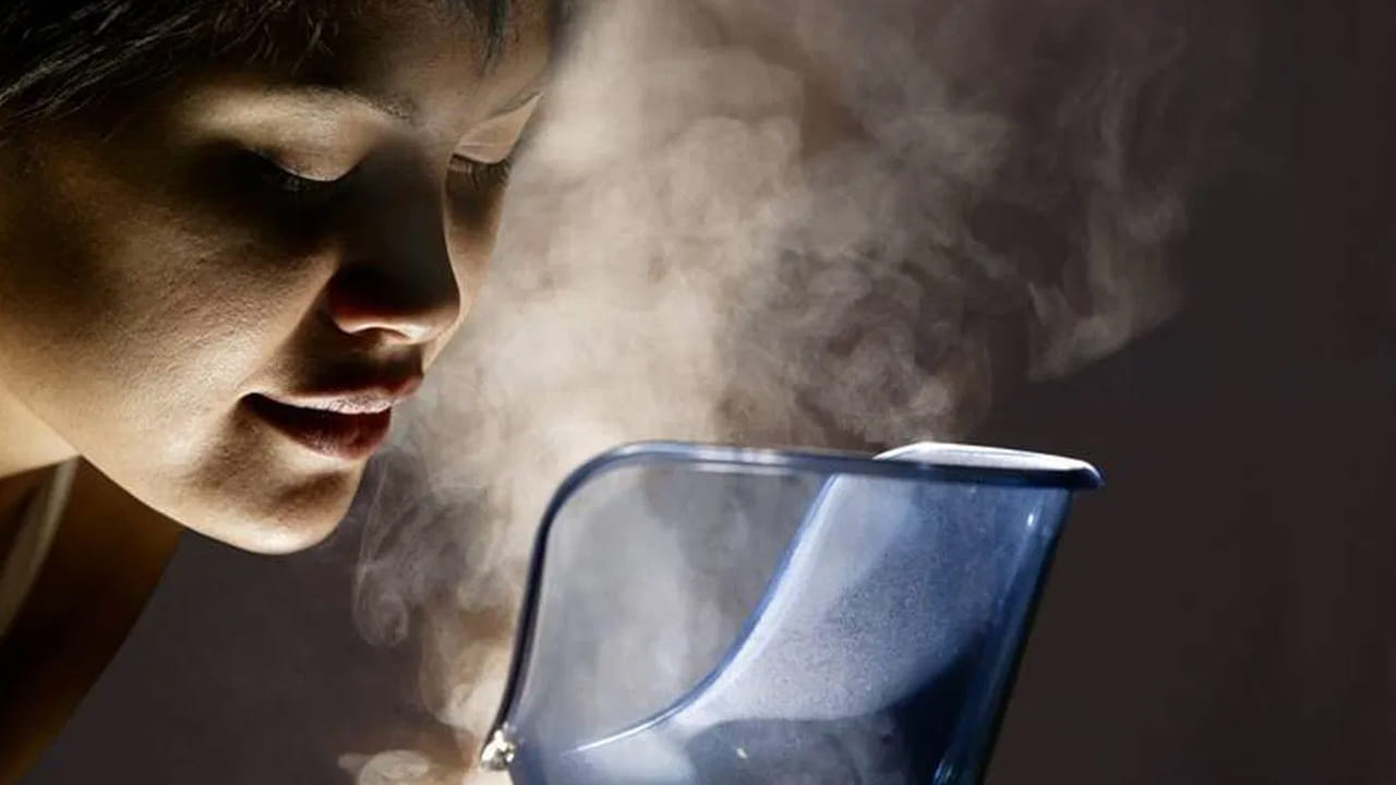 చర్మ రంధ్రాలను లోతుగా శుభ్రపరుస్తుంది (Deep Cleansing): వర్షాకాలంలో వాతావరణంలో ఉండే అధిక తేమ (హ్యుమిడిటీ) వల్ల చర్మం జిగటగా మారి, మొటిమలు, బ్లాక్‌హెడ్స్ వంటి సమస్యలు ఎక్కువగా వస్తుంటాయి. ఈ సీజన్‌లో చర్మాన్ని ఆరోగ్యంగా ఉంచుకోవడానికి ఫేషియల్ స్టీమింగ్ (ముఖానికి ఆవిరి పట్టడం) ఒక అద్భుతమైన చిట్కా.  మనం ముఖానికి వేడి ఆవిరి పట్టినప్పుడు చర్మ రంధ్రాలు (Pores) తెరుచుకుంటాయి. చర్మం లోపలి పొరల్లో పేరుకుపోయిన మొండి మురికి, మృతకణాలు మరియు అదనపు సెబమ్ (సహజ నూనె) ఆవిరి వల్ల కరిగిపోయి బయటకు వచ్చేస్తాయి. దీనివల్ల చర్మం లోపలి నుండి శుభ్రపడి, మొటిమలు వచ్చే అవకాశం చాలా వరకు తగ్గుతుంది.
