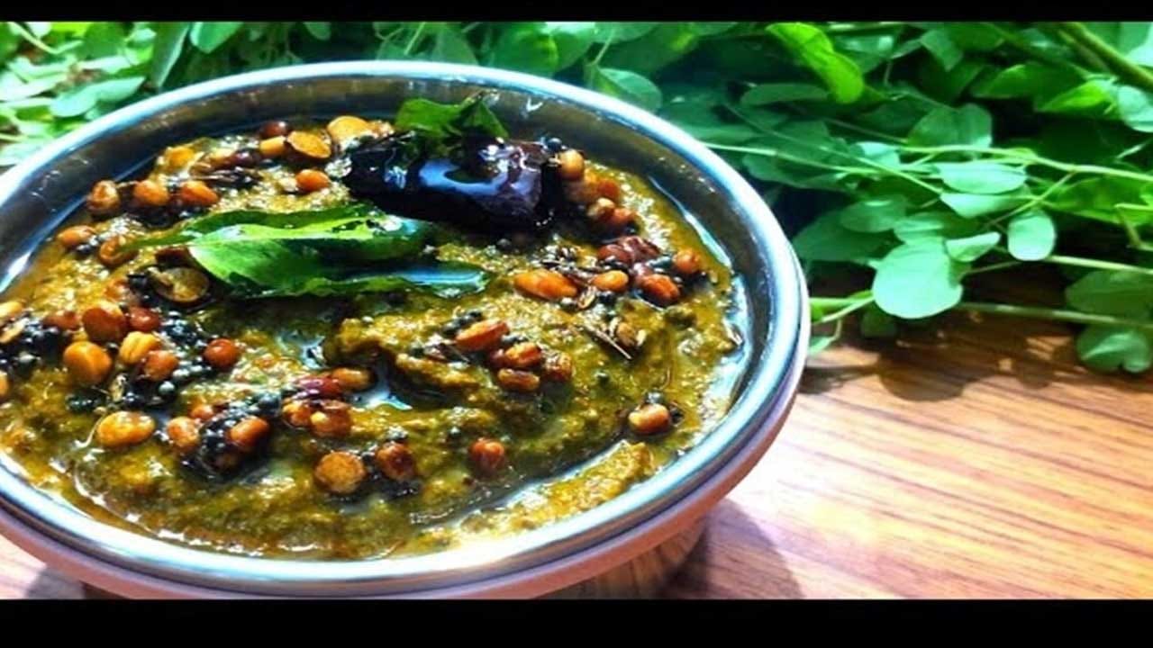 తర్వాత స్టవ్ ఆన్ చేసి, శనగపప్పు, జీలకర్ర, ఆవాలు, ఎండుమిర్చి, కరివేపాకు, దంచిన వెల్లుల్లితో పోపు వేసి పచ్చడిలో కలపాలి. ఈ పచ్చడి కారం కారంగా, నోటికి రుచిగా ఉండి, పిల్లలు సైతం ఇష్టపడేలా ఉంటుంది. మునగాకు తినని వారికి కూడా ఈ విధంగా పచ్చడి చేసి పెడితే ఇష్టంగా తింటారని