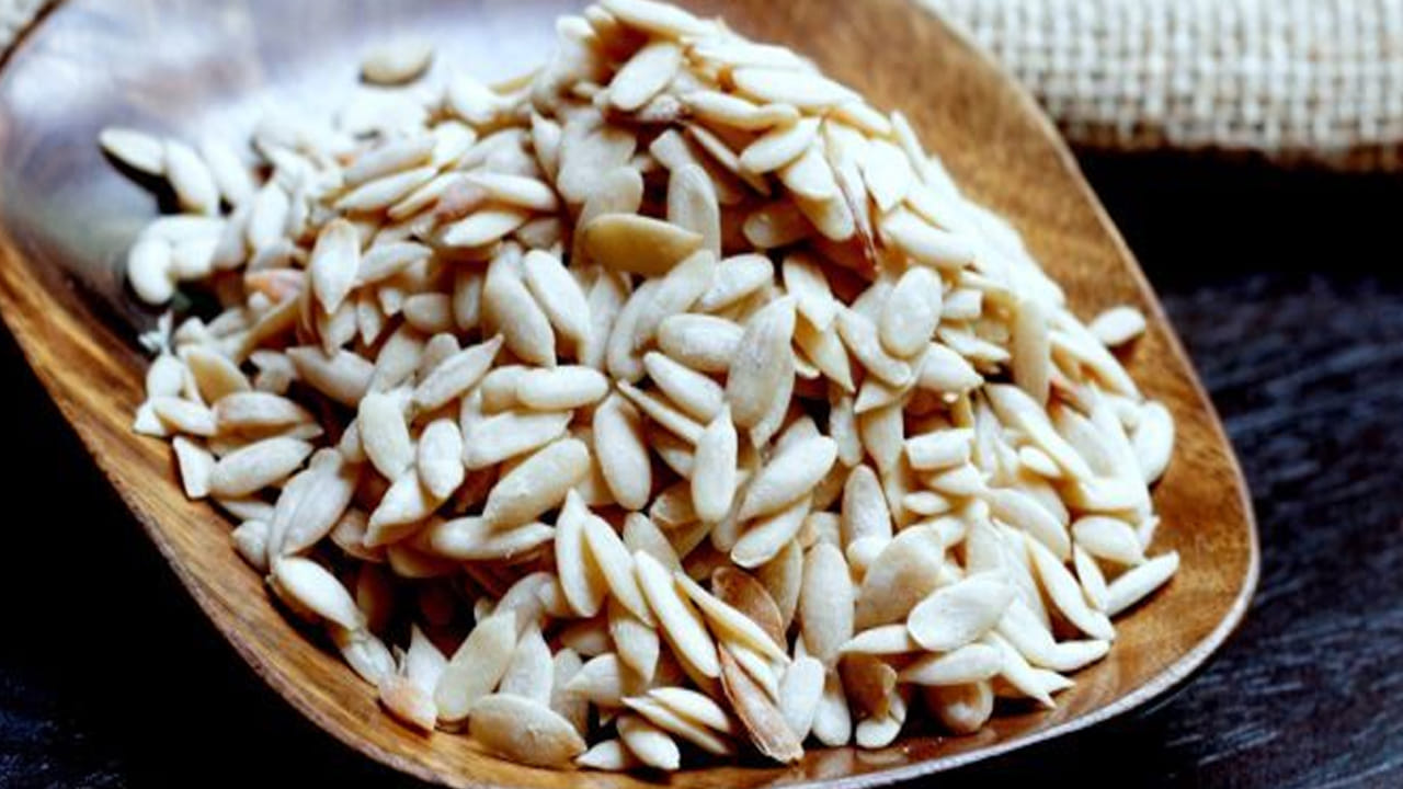 జీర్ణక్రియ, జుట్టు, చర్మ సౌందర్యం: కర్బూజా గింజలలో ఉండే డైటరీ ఫైబర్ జీర్ణక్రియను వేగవంతం చేసి, మలబద్ధకం సమస్యను నివారిస్తుంది. అంతేకాకుండా, వీటిలో ఉండే విటమిన్ ఎ, ఇ, బయోటిన్ జుట్టు రాలడాన్ని తగ్గించి, గోళ్లను దృఢంగా చేస్తాయి. చర్మానికి సహజమైన మెరుపును అందిస్తాయి.