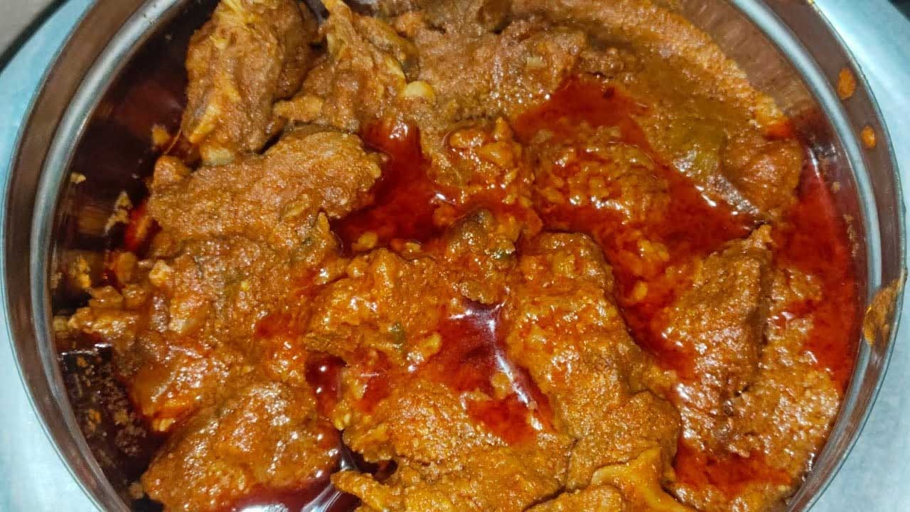 కావాల్సిన పదార్థాలు : మటన్ కేజీ, బిర్యానీ ఆకు, లవంగాలు, ఉల్లిపాయలు తరిగినవి, గరం మసాలా, కొత్తిమీర, అల్లం వెల్లుల్లి పేస్ట్, కారం, ఉప్పు, పచ్చి మిర్చి, నూనె,