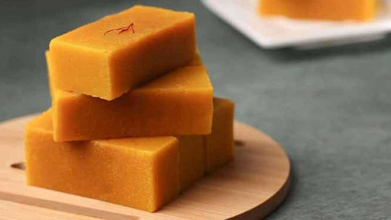 ఇప్పుడు నురగ వచ్చి, మిశ్రమం వేరు అవుతున్న సమయంలో, స్టవ్ ఆఫ్ చేసి, ఒక నిమిషం పాటు బాగా కలిపి, ఈ మిశ్రమాన్ని మనం ముందుగా నెయ్యి రాసి పెట్టుకున్న పాన్లో వేయాలి. తర్వాత దీనిని సమానంగా స్ప్రెడ్ చేయాలి. దీనిని చల్లబరుచుకోవాలి. తర్వాత దీనిని మీకు కావాల్సిన ఆకారంలో తయారు చేసుకొని కట్ చేసుకోవాలి. అంతే, మైసూర్ పాక్ రెడీ.