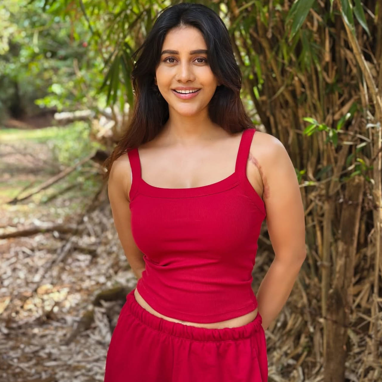 టాలీవుడ్ హీరోయిన్ నభా నటేష్ ఇప్పుడు చాలా బిజీగా ఉన్న సంగతి తెలిసిందే. ప్రస్తుతం ఆమె నాగబంధం అనే చిత్రంలో నటిస్తున్నారు. ఈ సినిమా ప్రమోషన్లో భాగంగా ఓ ఇంటర్వ్యలో పాల్గొన్న ఆమె తన కెరీర్, రాబోయే ప్రాజెక్టులు, వివిధ సహనటులతో కలిసి పనిచేసిన అనుభవాలపై ఆసక్తికరమైన విషయాలను వెల్లడించారు. ప్రధానంగా, కన్నడ సూపర్ స్టార్ శివరాజ్ కుమార్ తో తన తొలి సినిమా షూటింగ్ అనుభవం గురించి ఆమె మాట్లాడారు.