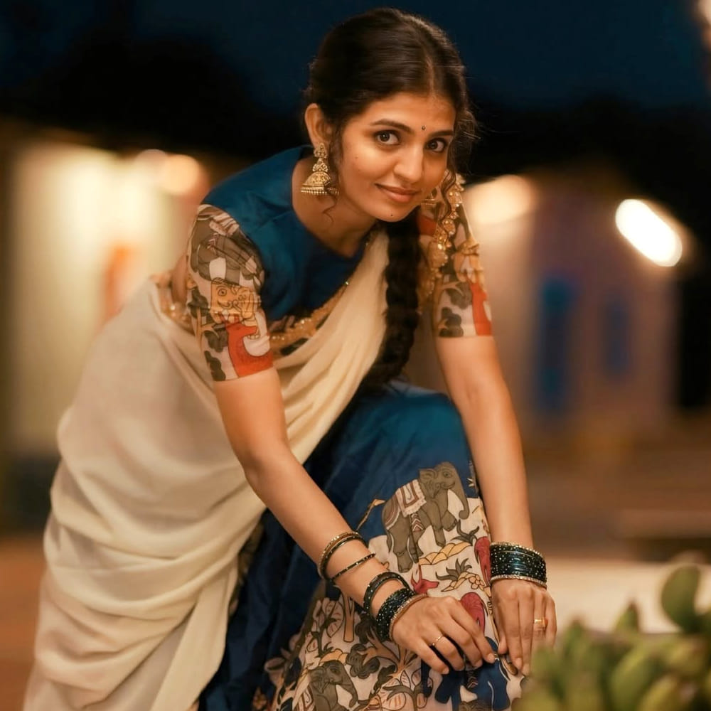 పవీష్ రెండో సినిమాకు కొత్త డైరెక్టర్ మగేష్ రాజేంద్రన్ దర్శకత్వం వహించనున్నారు. ఆయన గతంలో తమిళంలో వచ్చిన బోగన్ సినిమాకు డైరెక్షన్ డిపార్ట్ మెంట్లో పనిచేశాడు. ఇక ఇప్పుడు దర్శకుడిగా సినీరంగంలోకి అడుగుపెట్టబోతున్నారు. తాజాగా ఈ సినిమా నుంచి టీజర్ విడుదల చేశారు. ఈ సినిమాకు లవ్ ఓ లవ్ అనే ఇంట్రెస్టింగ్ టైటిల్ ను ఖరారు చేశారు. ఈ సినిమా తర్వాత నాగ దుర్గ తెలుగులోనూ మంచి అవకాశాలు అందుకోవడం ఖాయంగా కనిపిస్తుంది.